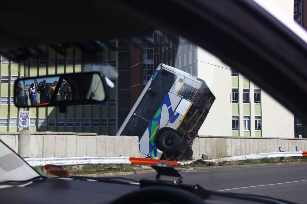 SOUTH AFRICA: A metro bus was seen after crashing over a barrier of the Queen Elizabeth Bridge in Braamfontein, 25 February 2015. Members of the Johannesburg Metro Police Department (JMPD) were present and monitored and accessed the scene. The driver escaped with minor injuries, and there were no passengers on the bus. © JABULILE PEARL HLANZE